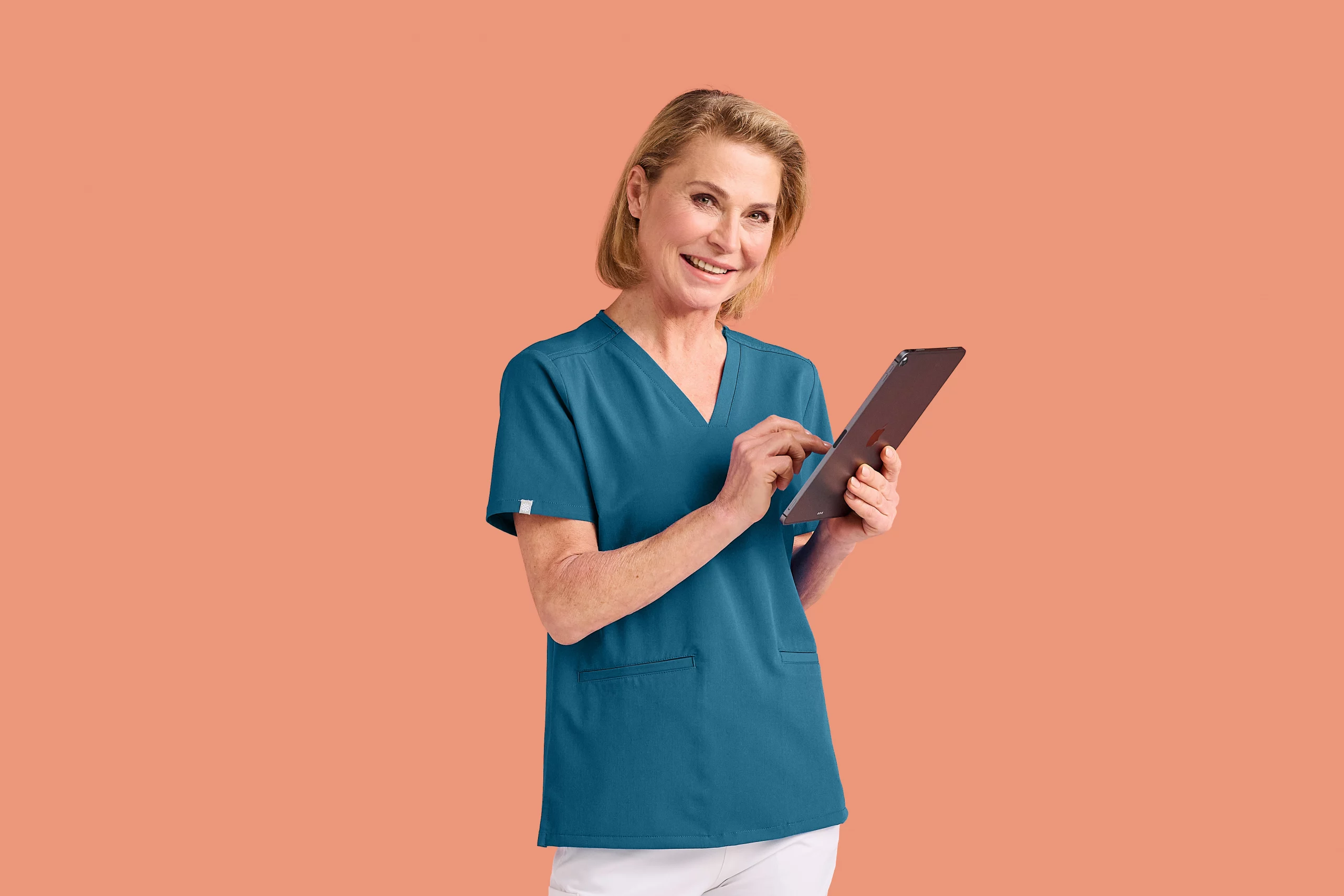 Ärztin von Pacura doc mit Tablet – moderne Personaldienstleistung im medizinischen Bereich Ärztin von Pacura doc mit Tablet – moderne Personaldienstleistung im medizinischen Bereich