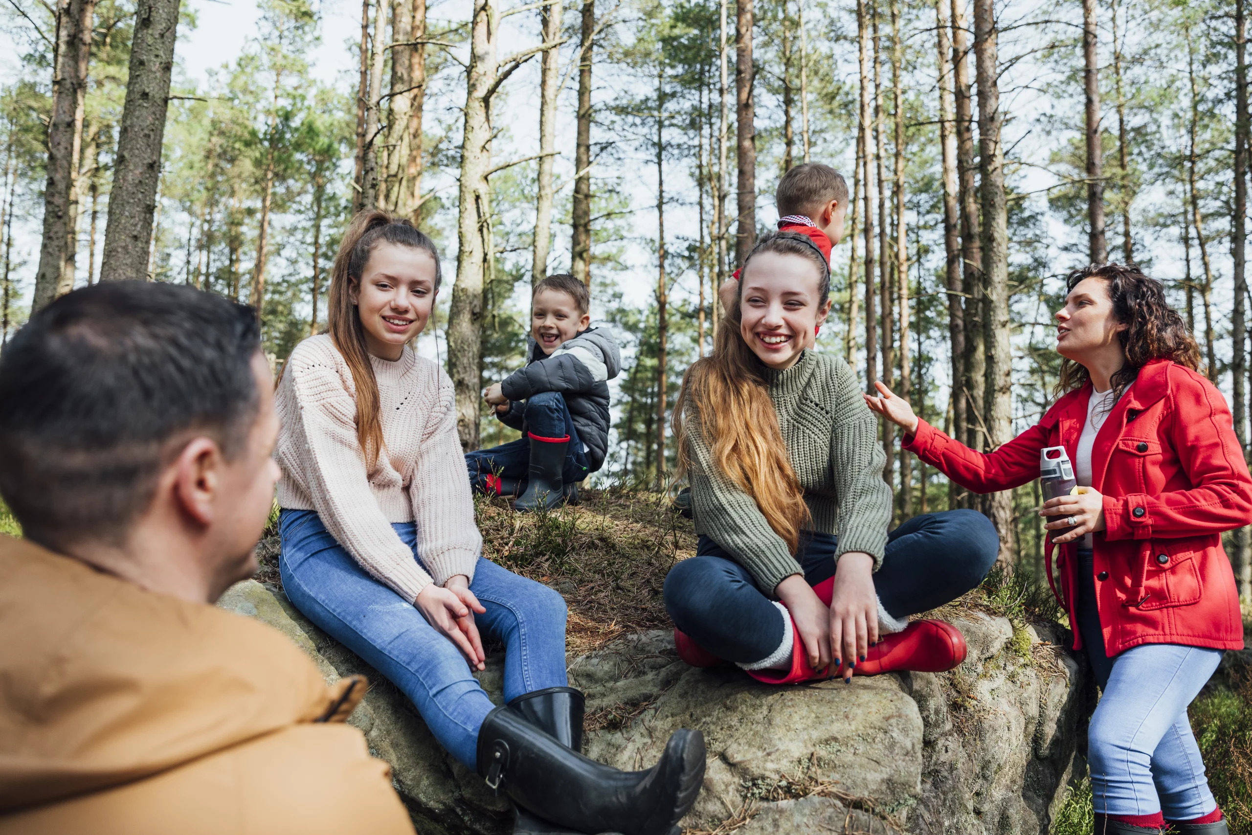 Pädagogische Fachkraft mit Kindern im Wald – baloop vermittelt Personal für Natur- und Waldkindergärten